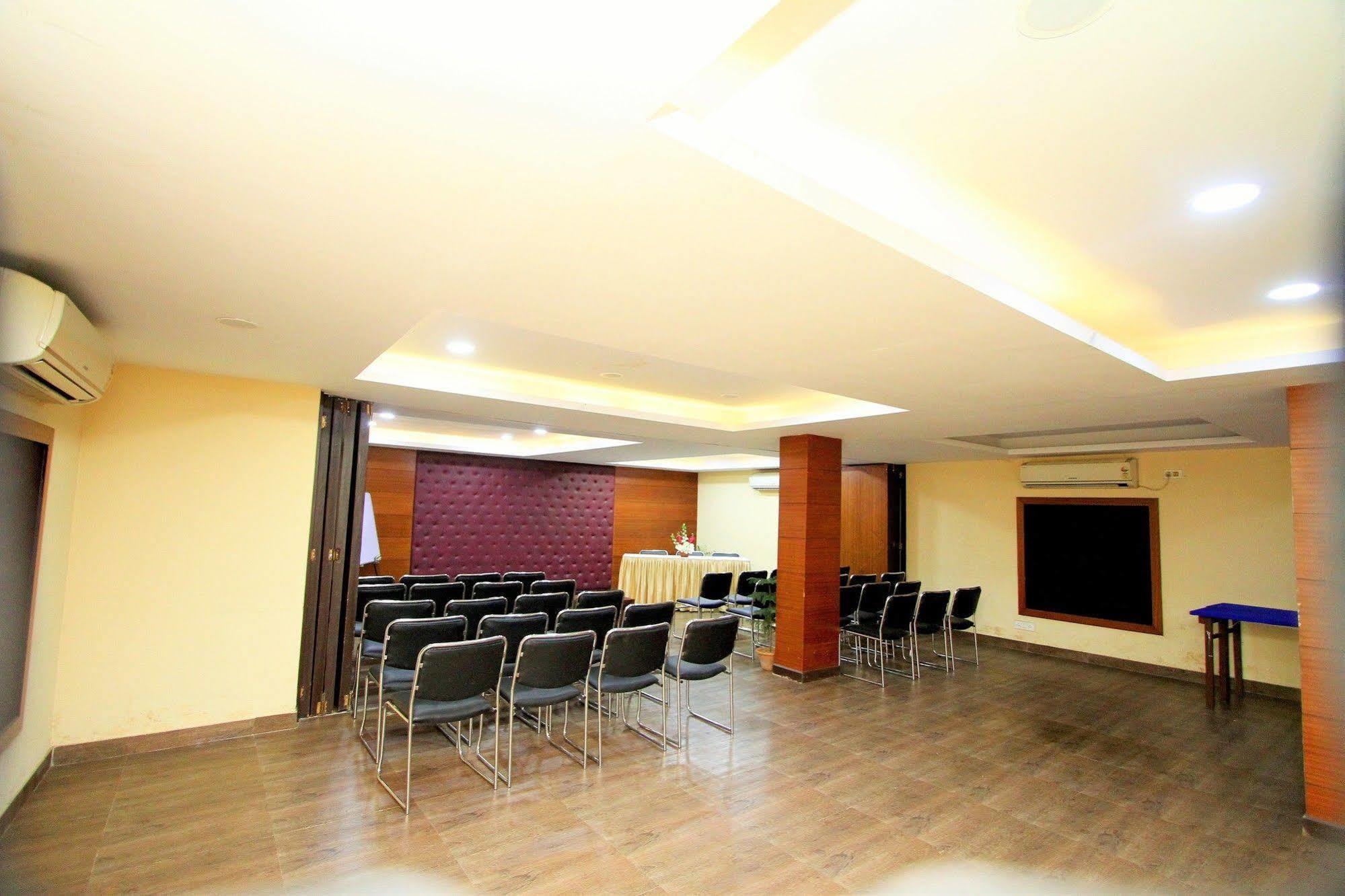 Hotel Crestwood Kolkata