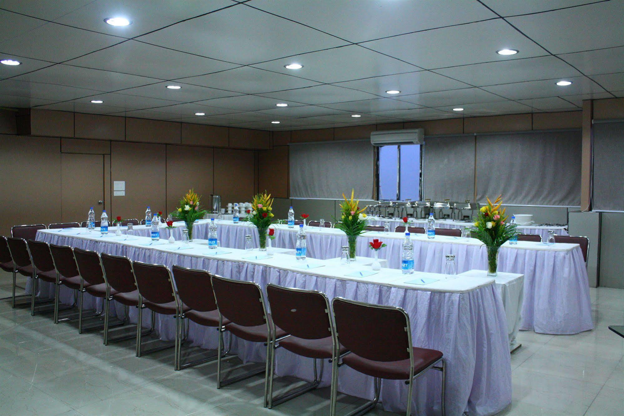 Hotel Crestwood Kolkata